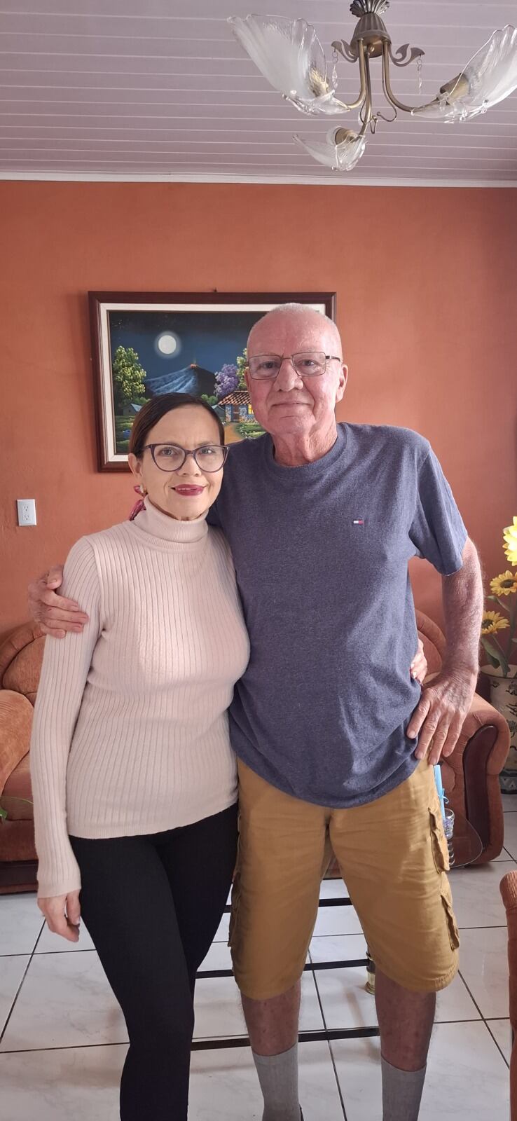 William Brenes Solano, un desamparadeño que se enfermó de gripe y una pequeña infección en la garganta que se le fue complicando día con día hasta que necesitó un trasplante de riñón y su hermano se lo donó. En la foto, don Wiliam y su esposa Flory