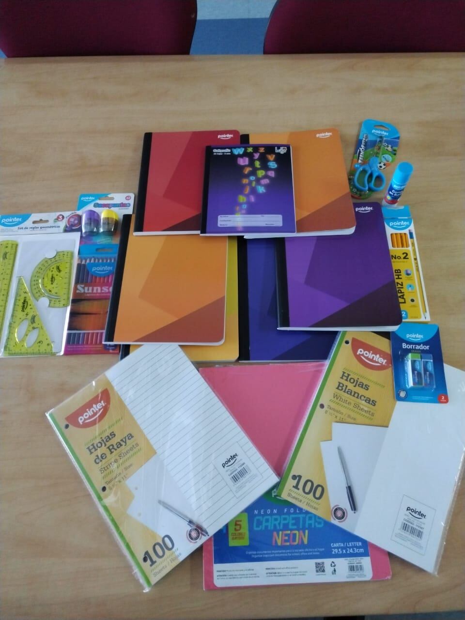 La Teja y Mundo Mágico nos unimos para ayudarle a 10 familias en la carga económica del curso lectivo 2025, regalando 10 paquetes completos de útiles escolares que incluyen hasta un maletín bien puras tejas.