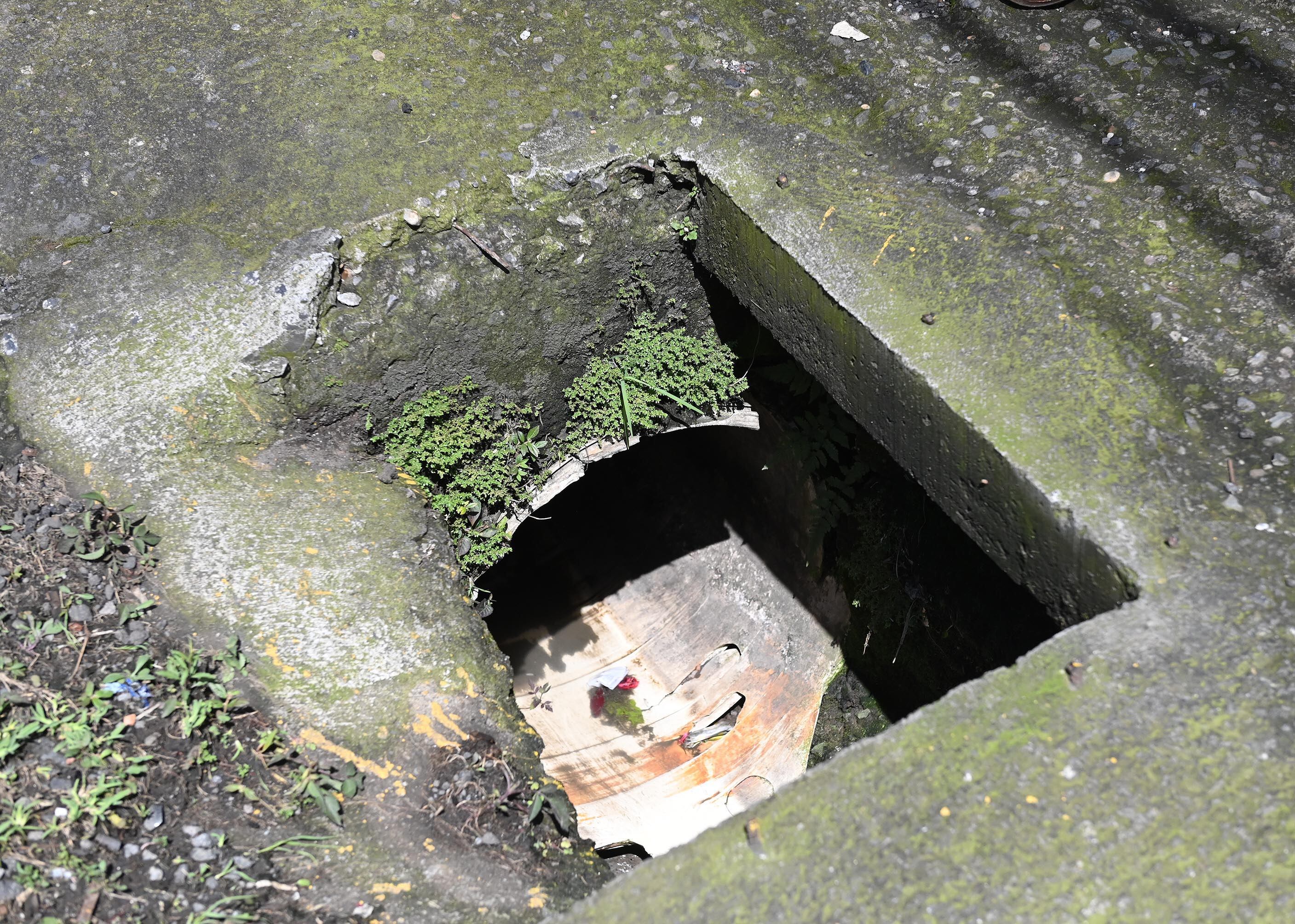 30 de setiembre del 2025. Purral de Guadalupe. 09:00 hrs. Seguimiento al caso del niño Leandro Mangas (5) quién fue arrastrado el pasado viernes 26 de setiembre por una corriente de agua que lo hizo caer en una alcantarilla cuando regresaba con su madre y hermanos del albergue infantil Los Pollitos ubicado a poco mas de 100 metros de su vivienda. En la foto: Funcionarias de la CCSS visitaron a la madre de Leandro. Foto: Albert Marín