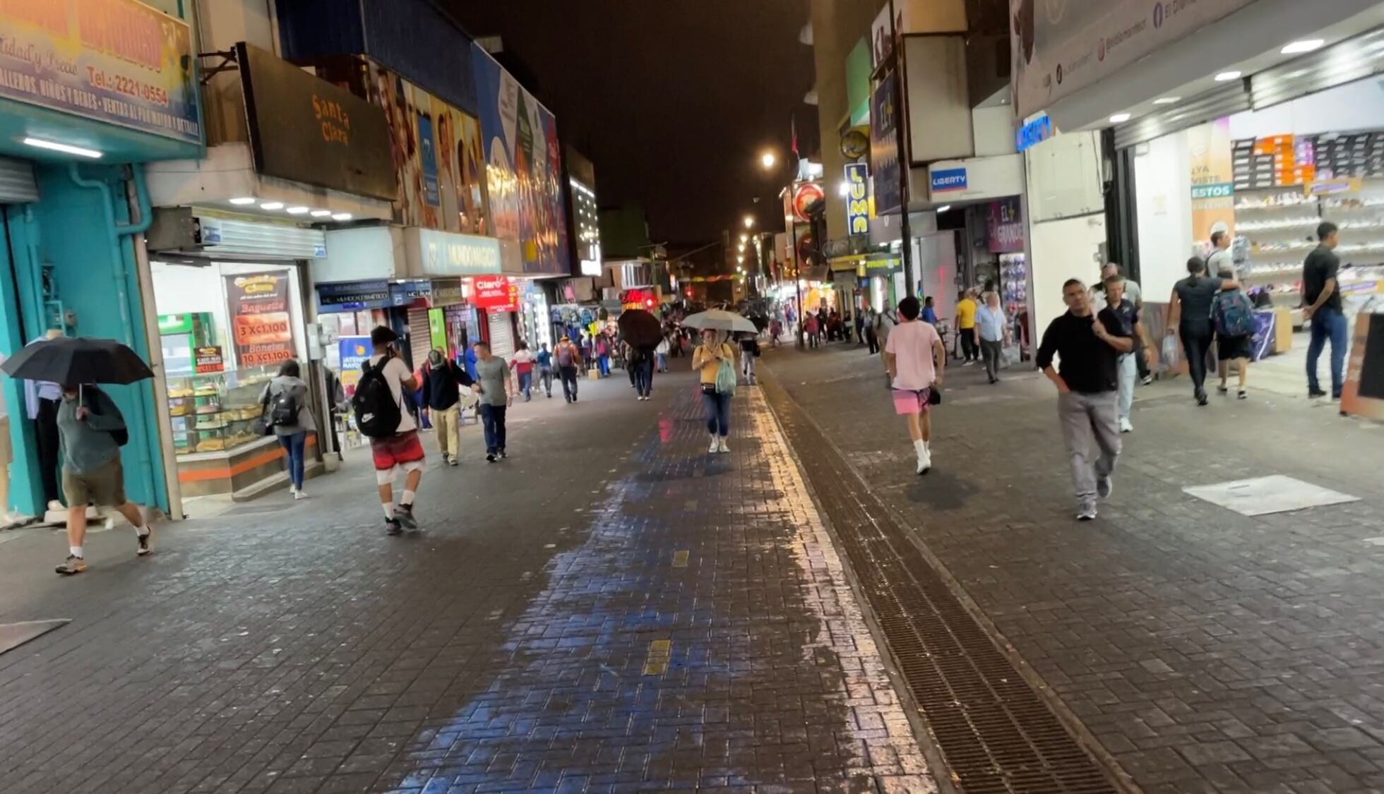 Notamos pocas personas en el bulevar de la Avenida Cuatro.