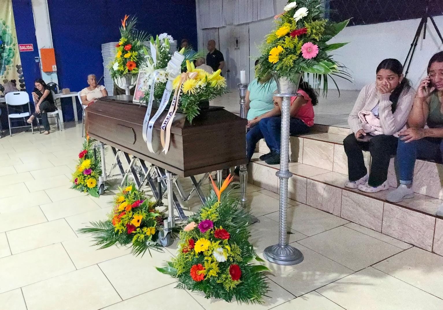 Dora Marchena, mamá de Carlos Josué Marchena Marchena, el costarricense que murió bajo custodia del ICE en Estados Unidos, pudo despedir a su hijo en Batán, Limón. Foto: Bataneño para La Teja