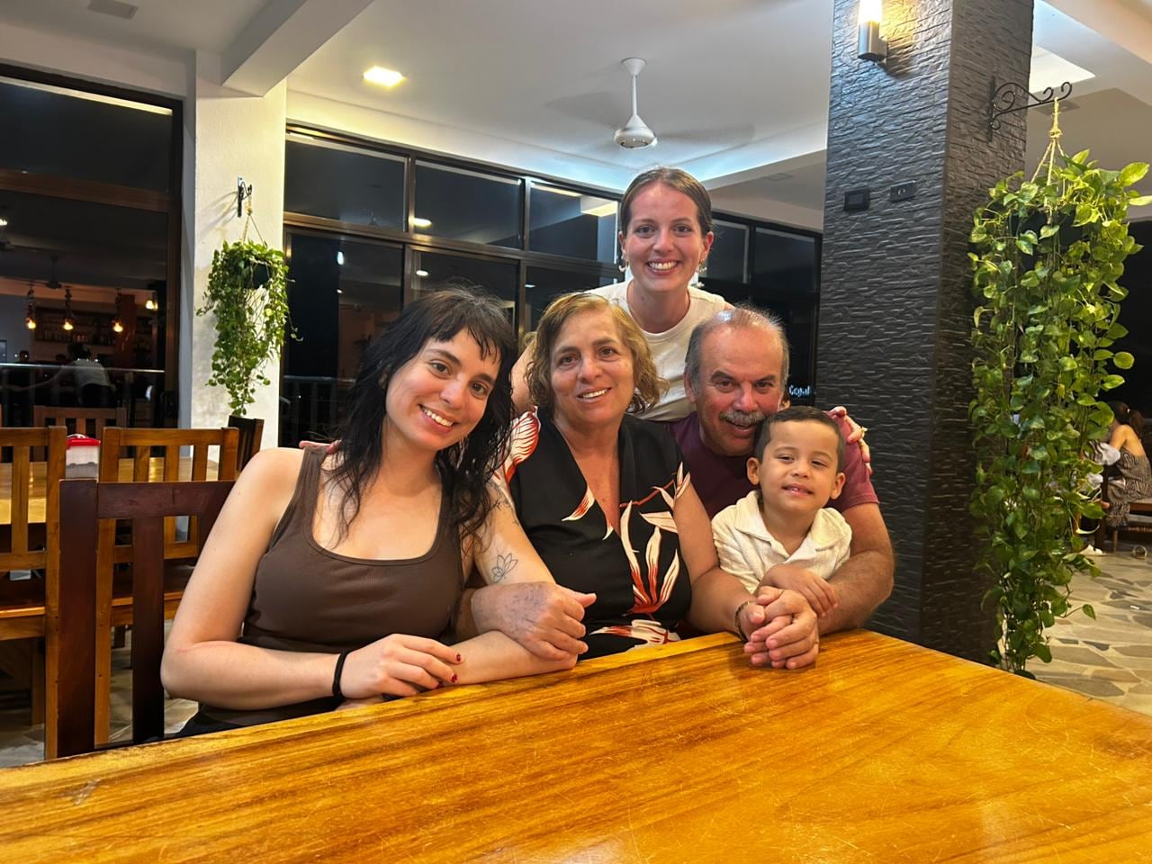 Mónica Oviedo Rodríguez es una tica en Alemania que el domingo 15 de marzo del 2026 hizo arroz de leche para darle a sus vecinos, pero ninguno le abrió la puerta. En la foto la mamá, Ana Ruth Rodríguez; el papá, Néstor Oviedo, el hijo, Camilo de 5 años y la hermana Natalia.