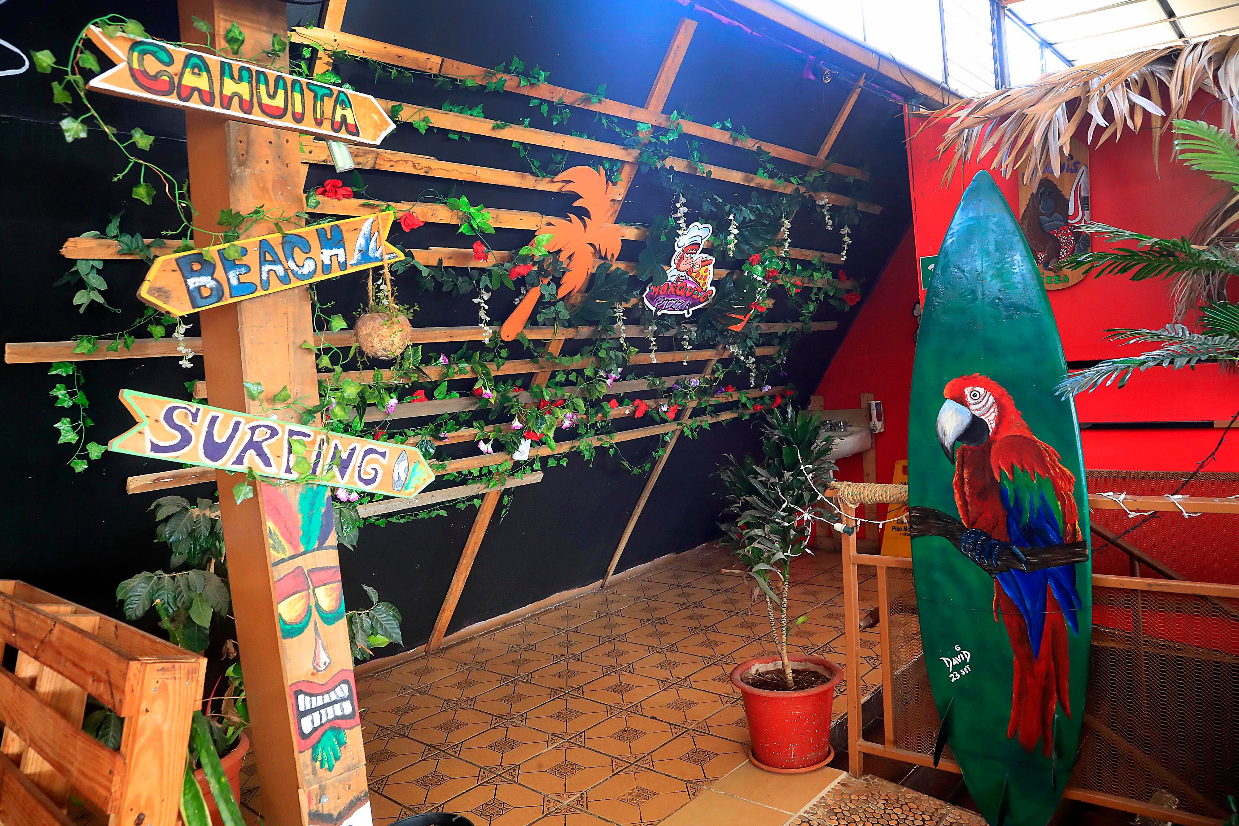 26/01/2023     Taras de Cartago. Monquis Pizza se luce con el exquisito sabor de sus pizzas tradicionales, pero sobre todo con las auténticas y exclusivas pizzas dulces, hechas a base de frutas tradicionales como banano, fresa, piña, arandanos y toppings de nutella y leche condensada. Foto: Rafael Pacheco Granados