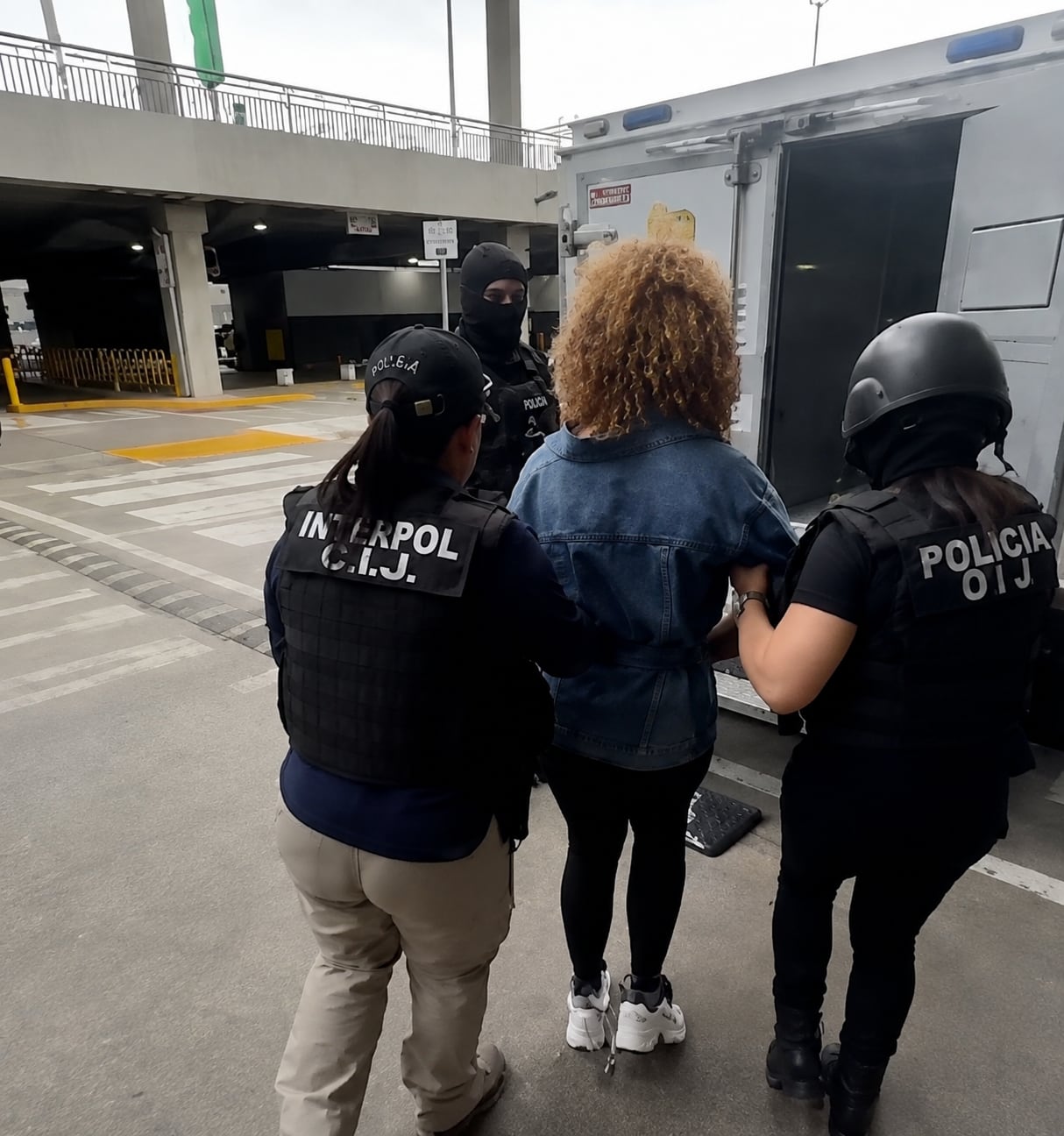 Policía de Migración detuvo a esposa de alias Pecho de Rata.