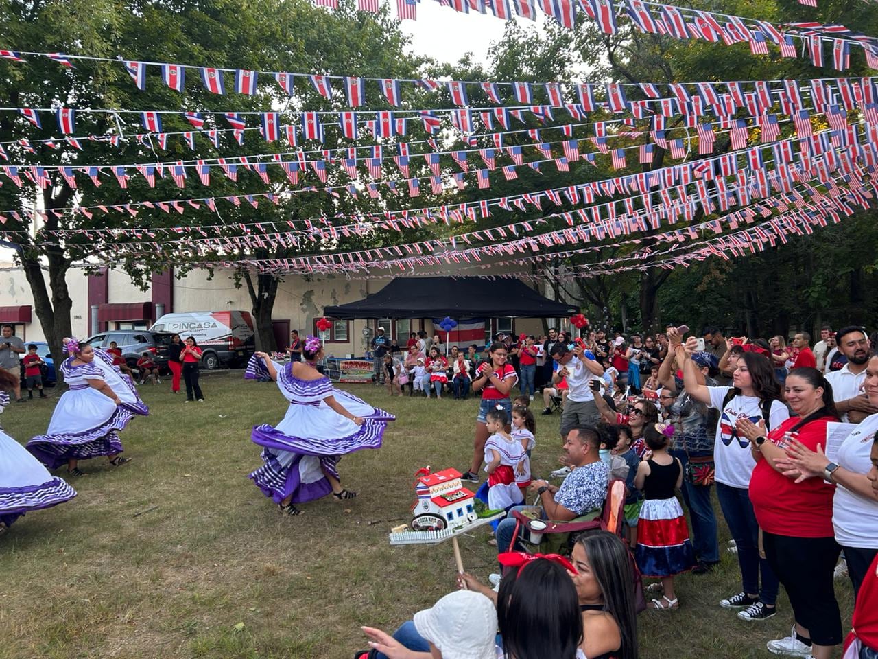 La ciudad de Trenton en Nueva Jersey, Estados Unidos, se vistió de los colores patrios para celebrar los 203 años de independencia.