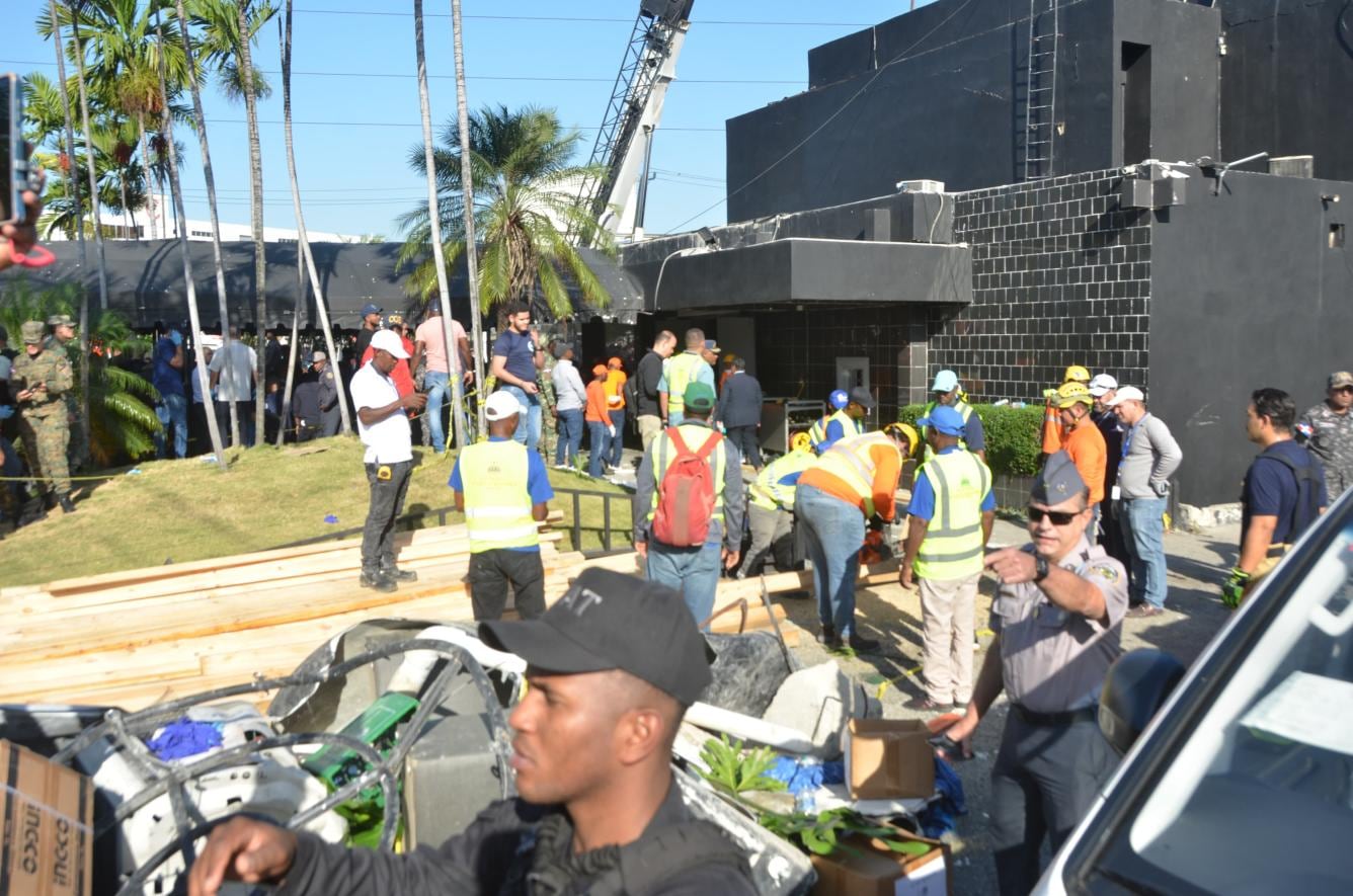 Agentes policiales rodearon las instalaciones de la discoteca Jet Set, donde se desplomó el techo la madrugada de este martes.