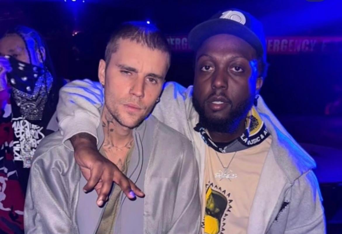 Justin Bieber con un fan en el festival de Coachella, fotografía que el artista publicó en su cuenta de Instagram.