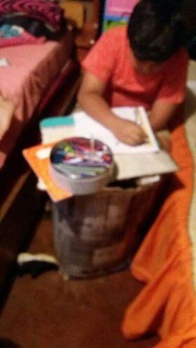 Familia vive en un cuarto de 3x3 y sus hijos estudian sentados en un balde. Wendy Chambers con su esposo Johnny Sanarrusia, son los papás, los hijos son Randy (12 años), Mathías (6 años) e Isaac (4 años).