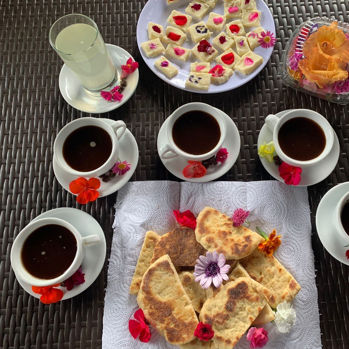 En Cedral de Cajón de Pérez Zeledón vive doña Marta Mora Vega, quien a sus 63 años le ha demostrado a su comunidad que nunca se cansa de aprender y lograr títulos, por eso le dicen la enciclopedia. Tiene un emprendimiento que se llama Madre Selva que es de flores comestibles con: Yorleny Solano Rodríguez, Adriana Díaz Elizondo, Melissa Mora Mora y Rosemary Amador Castillo e hicieron nacer el emprendimiento en un sector cultivado que le pusieron La Huaca