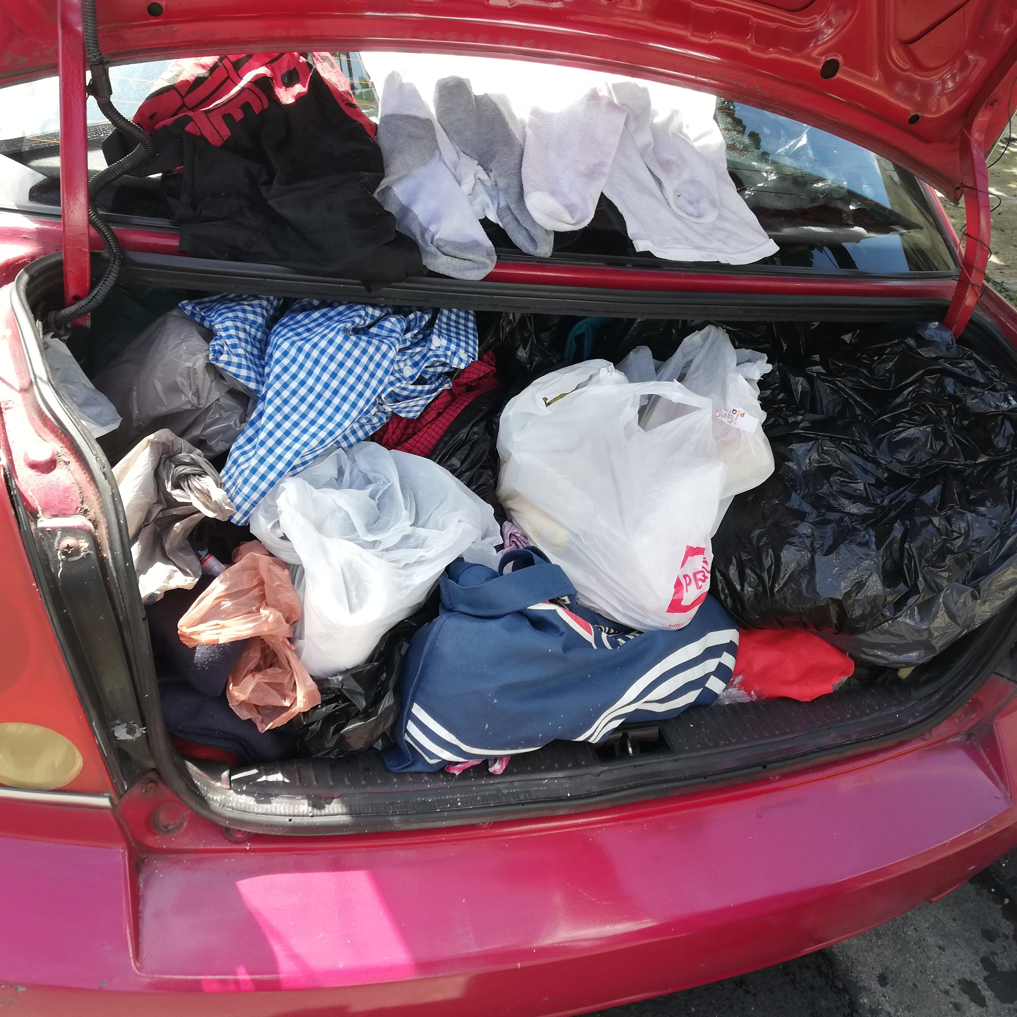 Eduardo Vega Ávila, ahora vecino de ningún lado, con 60 años, hipertenso y quien tiene dos meses de vivir en su carro varado en barrio Vasconia de San José.