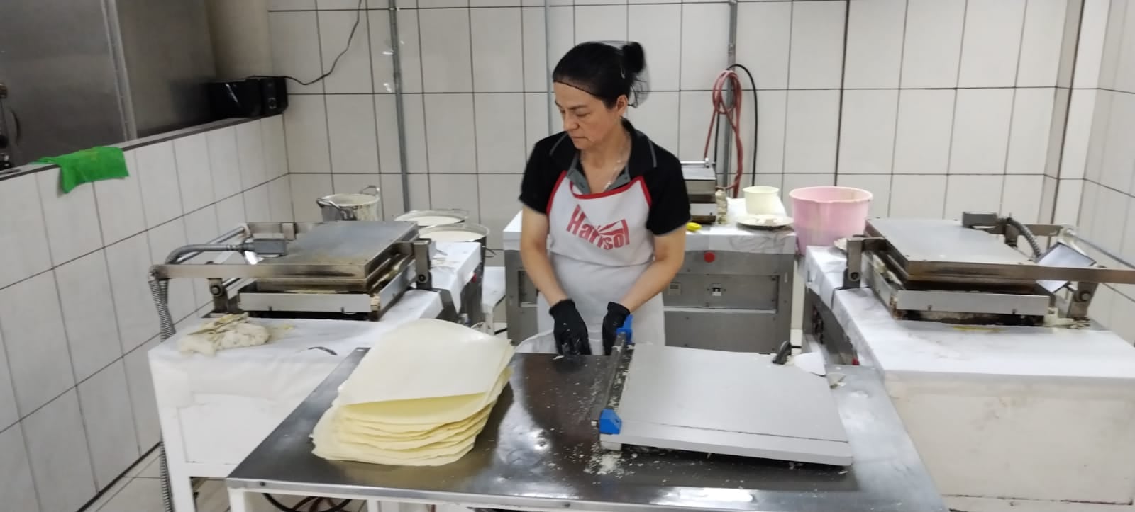 El pasado martes 28 de marzo, como a las 11 de la mañana, el tallercito de hostias de la Conferencia Episcopal nos abrió sus puertas para que pudiéramos compartir con ellos justo en una época cargaditica de trabajo, los días antes de Semana Santa. En la foto, doña Annie Venegas es de Sabana Norte y tiene también 23 años en el taller.