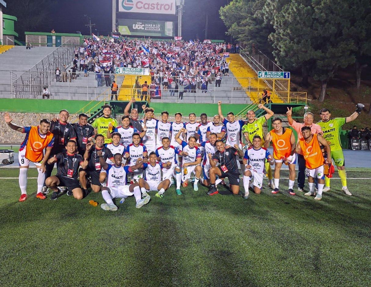 n Solano junto al resto de su plantel del Luis Ángel Firpo celebrando el empate que obtuvo el Firpo contra Municipal, en la Copa Centroamericana.