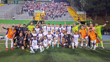 Un costarricense hizo frenado a Marcel Hernández en El Salvador de una forma que sorprendió a muchos