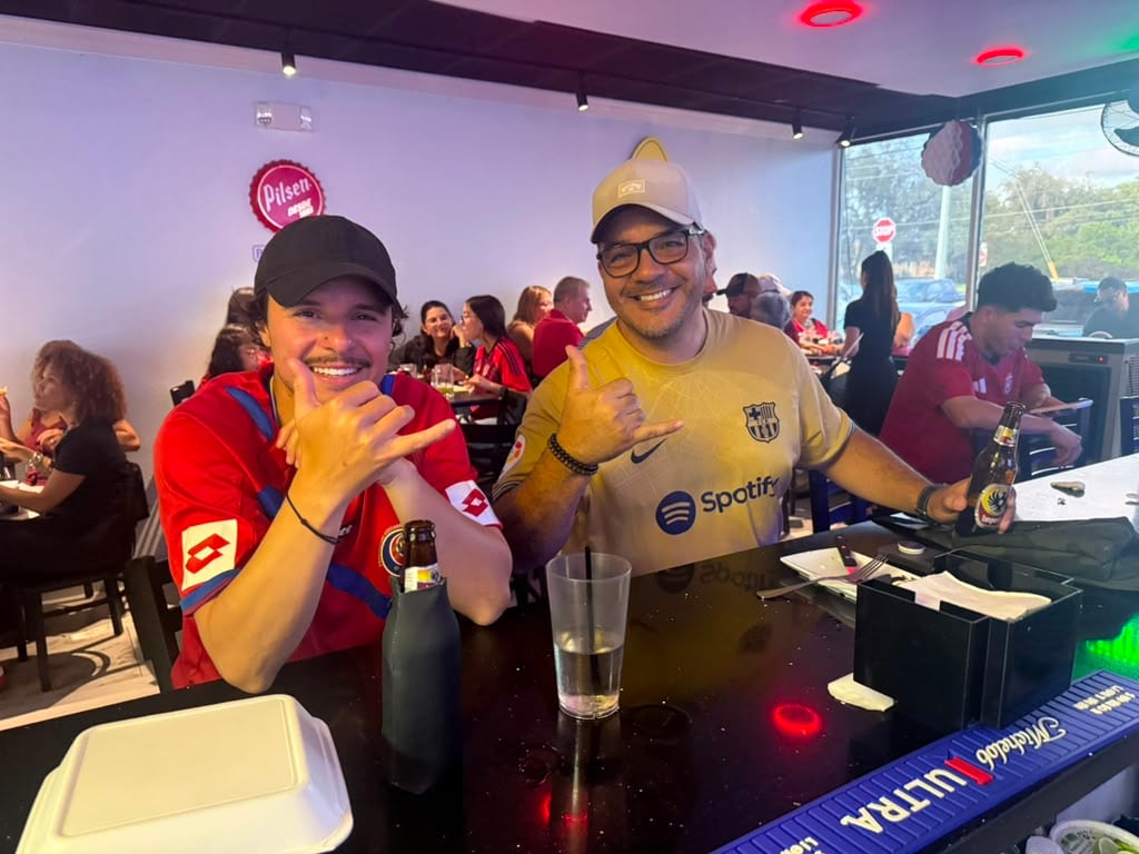 Henry Barrantes , de Guanacaste, alistó su restaurante (Pura Vida) en Orlando en un punto de encuentro para los costarricenses, donde el chifrijo, el cantonés y el fresco de cas ya acompañan la Copa Mundial de la FIFA 2026.