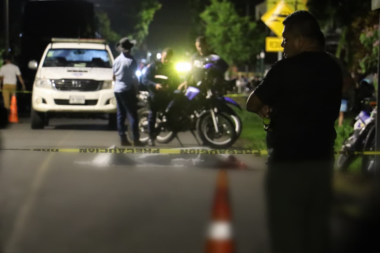 Vecinos de Las Palmitas de Cariari se congregaron frente a la vivienda de Estrella Valverde Valverde, donde la adulta mayor falleció tras ser atropellada por una motocicleta; la vía permaneció cerrada por varias horas durante la inspección judicial.