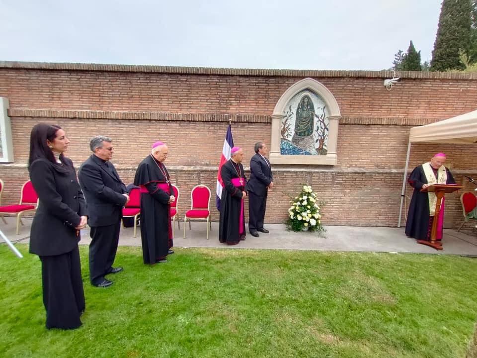 El 26 de octubre se develó un mosaico de La Negrita en los jardines del Vaticano, estuvo presente Paula Sáenz, la artista, monseñor Garita, el cantante Álvaro Solano y la soprano Yessenia Badilla