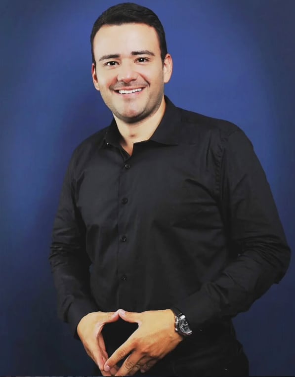 Periodista Alonso Miranda en La Revista de canal 8 de Multimedios.