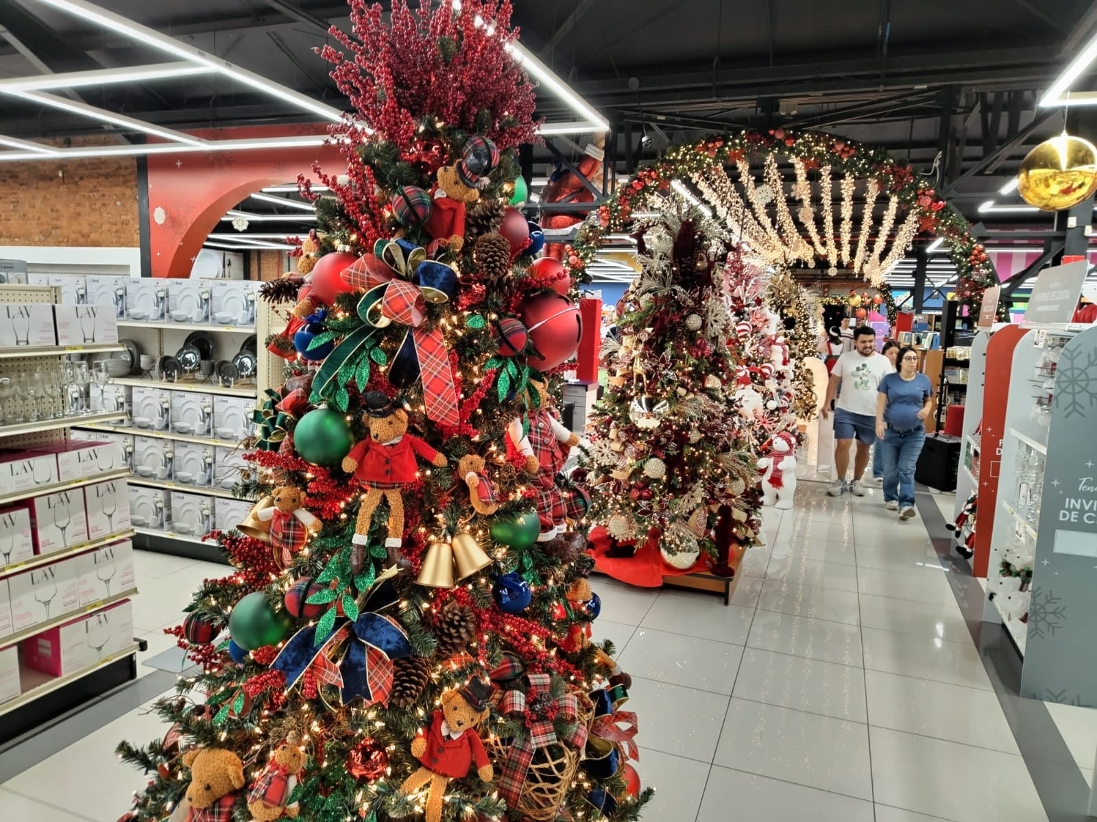 Universal celebra un siglo de historia con ocho colecciones navideñas, nuevas tiendas fuera de la GAM y opciones para que las familias preparen la Navidad con tiempo.