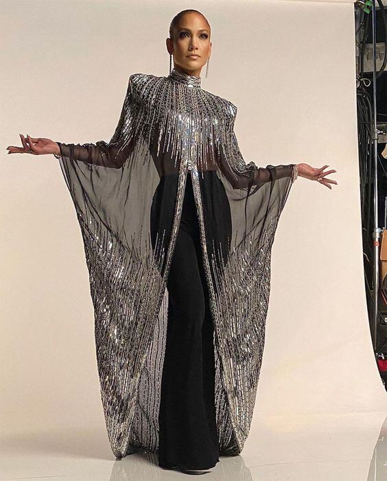 La diva del bronx también viste Balmain Paris. Pinterest.