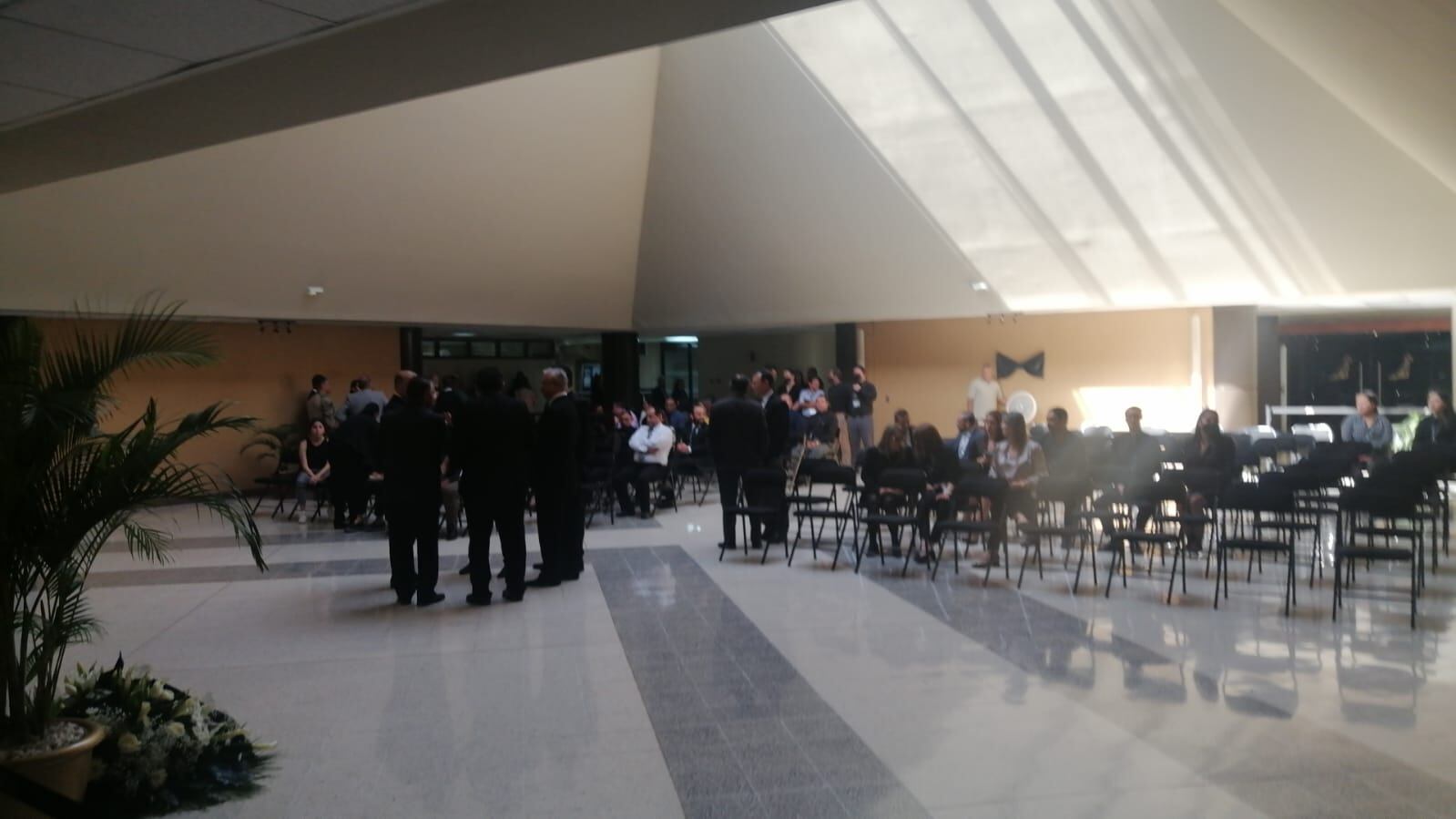 Decenas de personas se acercan el edificio del OIJ para darle el último adiós a Walter Espinoza. Foto cortesía para La Teja.