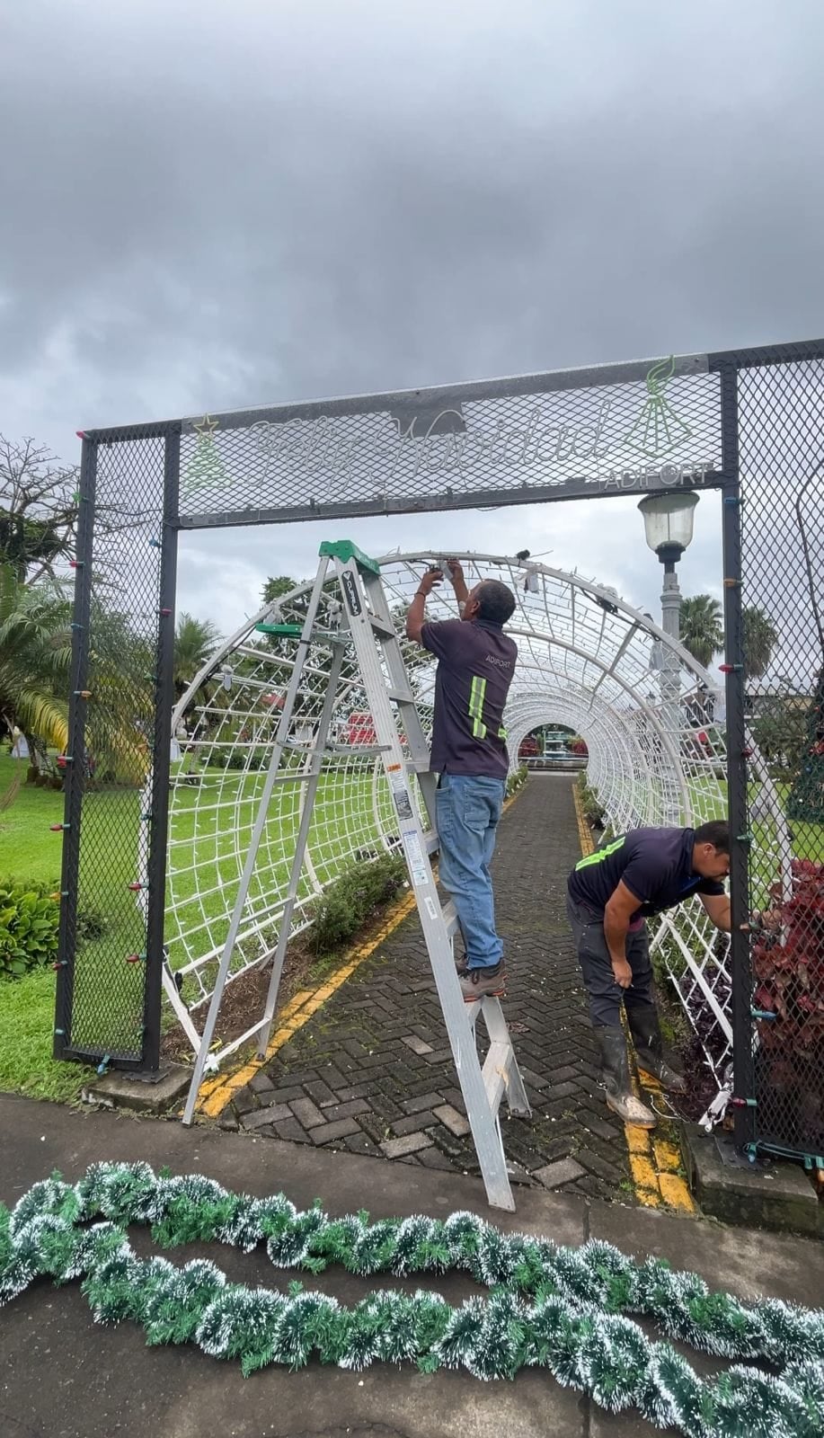 En La Fortuna de San Carlos la Navidad se adelantó. Este sábado 15 de noviembre, a partir de las 6:00 p.m., el Parque Central se transformará en un espectáculo de luz y color con la tradicional iluminación navideña