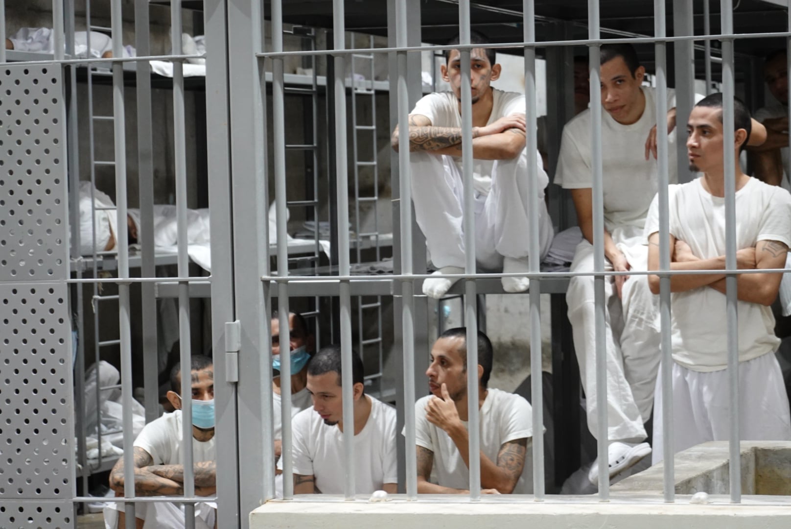Douglas Sánchez, estuvo en El Salvador conociendo la cárcel Centro de Confinamiento del Terrorismo.