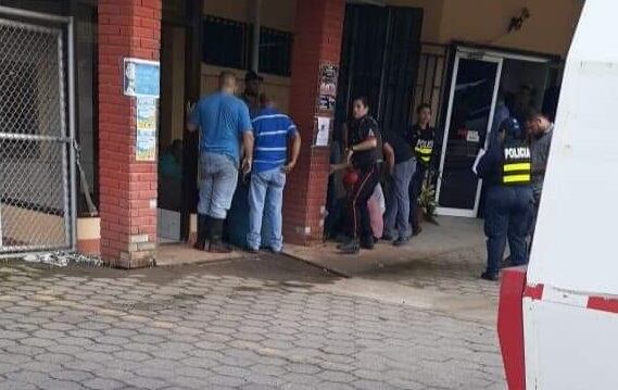 Asalto camión remesero en Corredores, Puntarenas. Foto cortesía.