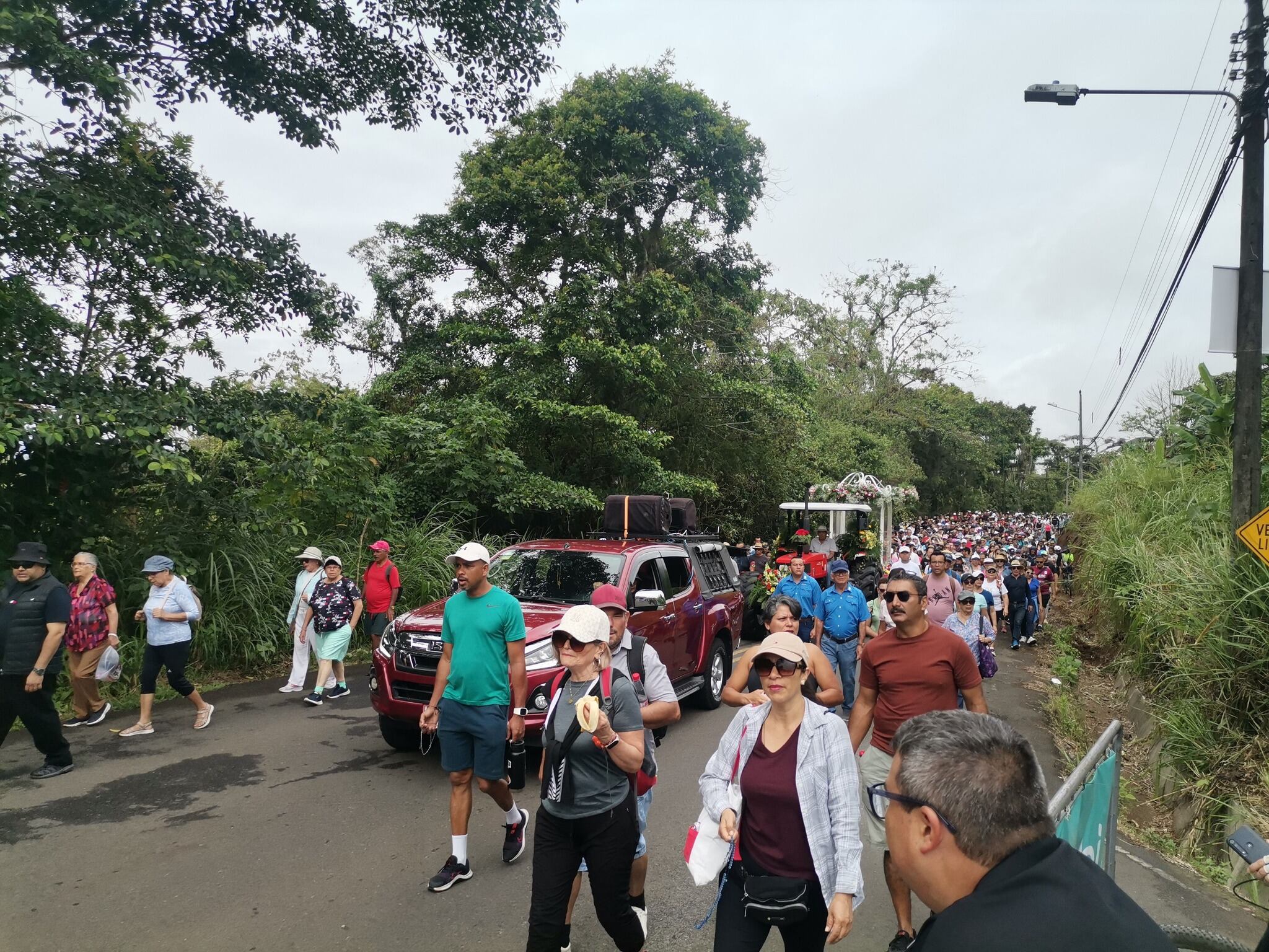 Costa Rica se vistió de fe y devoción este domingo 27 de abril con la tradicional romería hacia el Valle de Ujarrás, en el marco del 70 aniversario de la coronación pontificia de la virgen de Ujarrás, la primitiva primera patrona del país