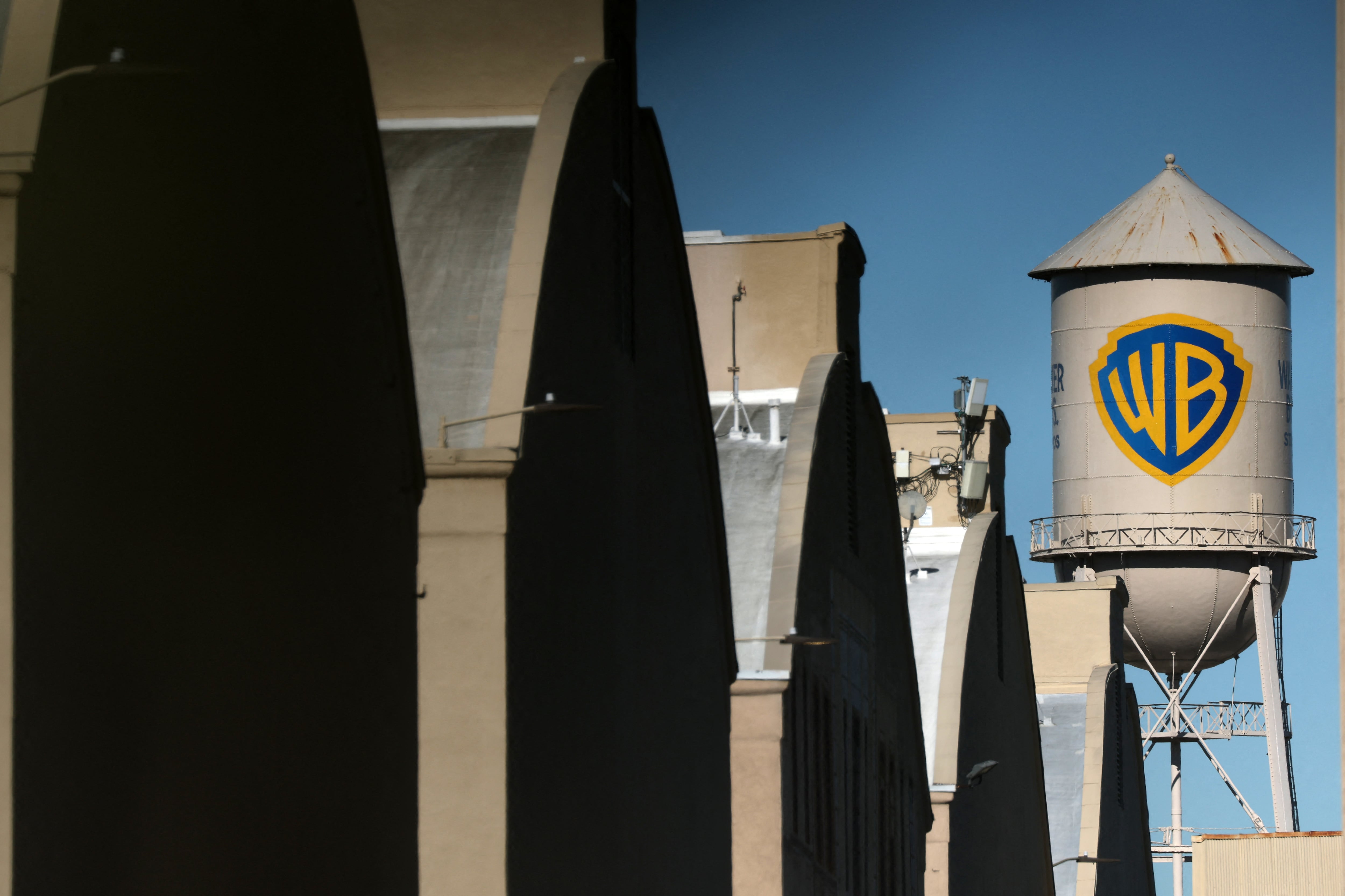 Torre de agua de WB en los estudios Warner Bros., Burbank, California, el 5 de diciembre anterior. El gigante del streaming, Netflix, anunció el 5 de diciembre de 2025 la compra del estudio de cine y televisión Warner Bros. Discovery por casi $83.000 millones. Fotografía: