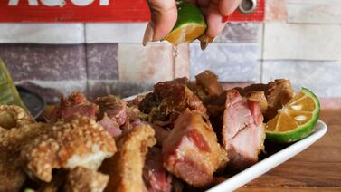 El chicharrón es la superestrella de un restaurante que desborda sabor crujiente