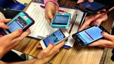 ¿Se prohibirá el uso de celulares dentro de las clases? Esto dice el MEP