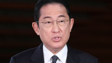Bailarinas metieron en un gran problema al primer ministro japonés