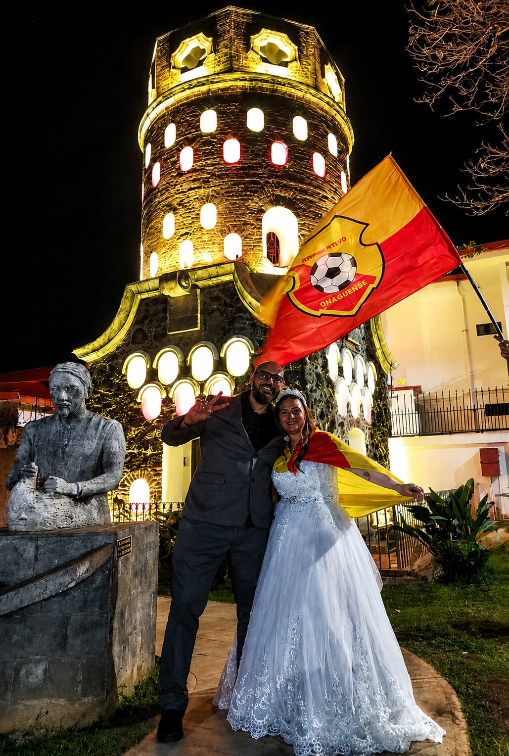 Juan Badilla y Andrea Hidalgo se casaron en San Joaquín de Flores mientras el Club Sport Herediano vencía a Saprissa para conquistar el título 32 y desatar una noche histórica en la provincia.