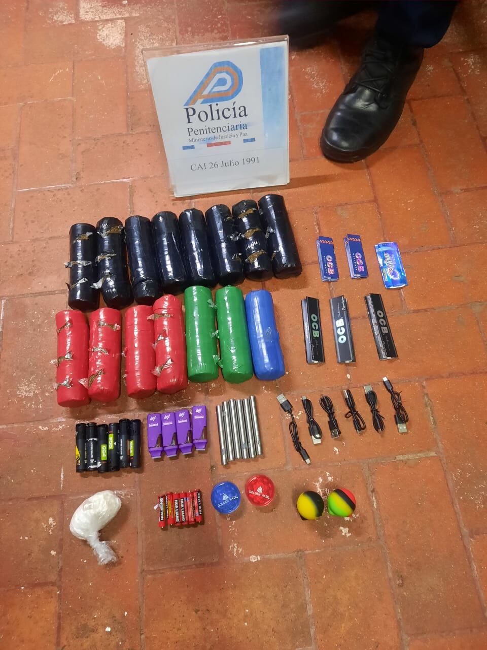 El sujeto amarró al mecate varios envoltorios con drogas. Foto Justicia.