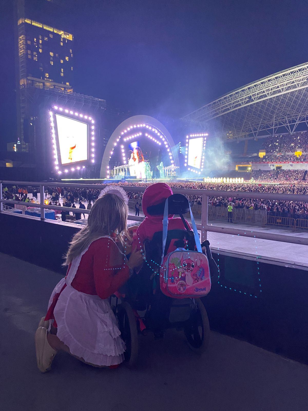 Naomy Bonilla Hernández junto a su madre Nataly Hernández Espinoza y Doña Merry (personaje de Roque Ramírez) en el concierto de Karol G.