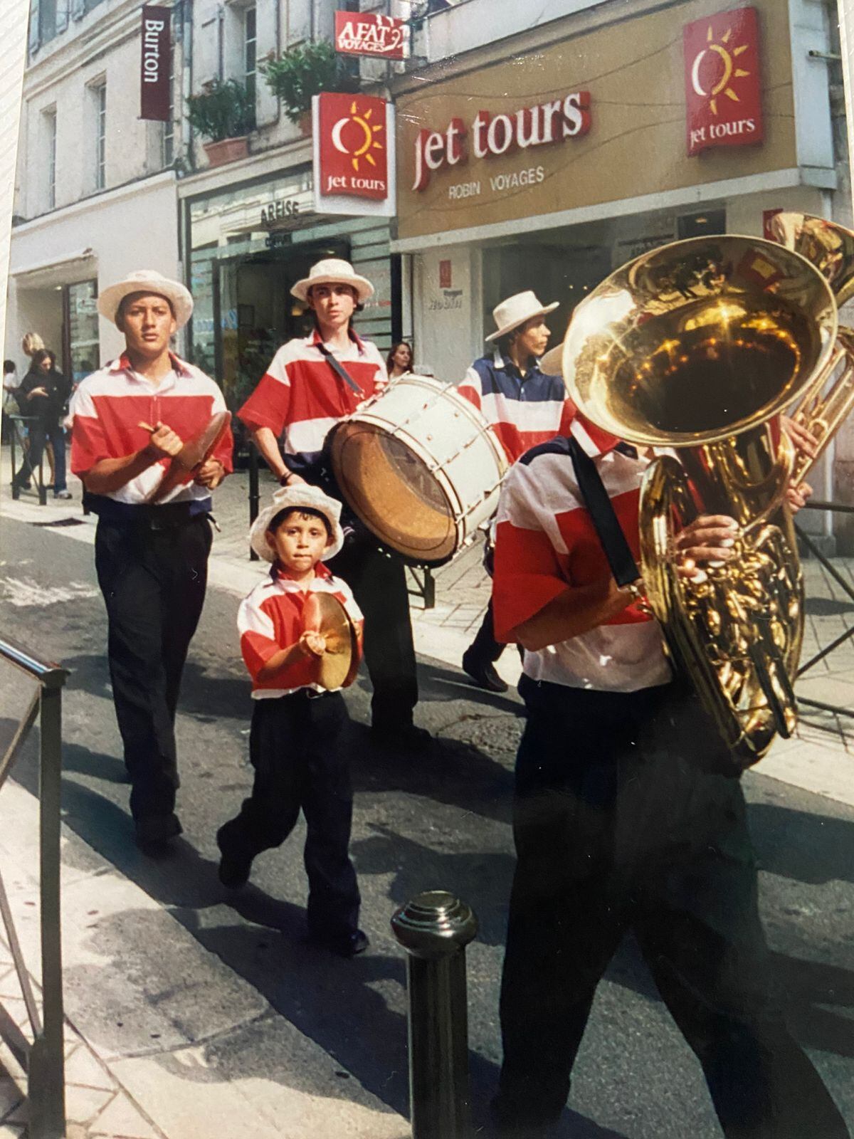 Luis Castillo Briceño, nativo del residencial Las Margaritas en San Sebastián, se alzó con el primer lugar en una de las competencias más importantes del planeta en dirección de orquestas y puso en alto a Costa Rica con su carisma, talento y sabor pura vida.