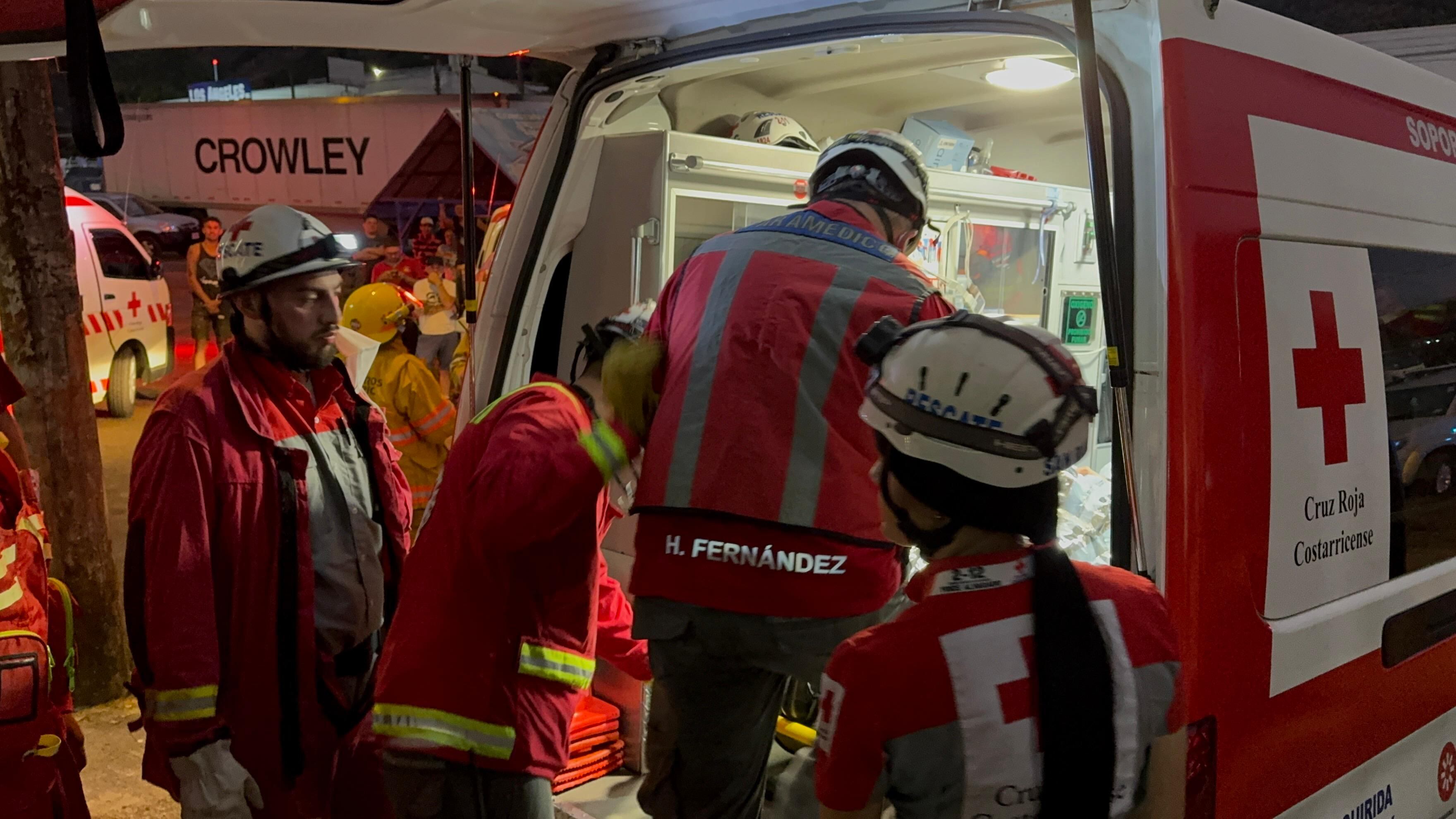 Un hombre estuvo atrapado una hora por una estructura de vidrio su condición es grave