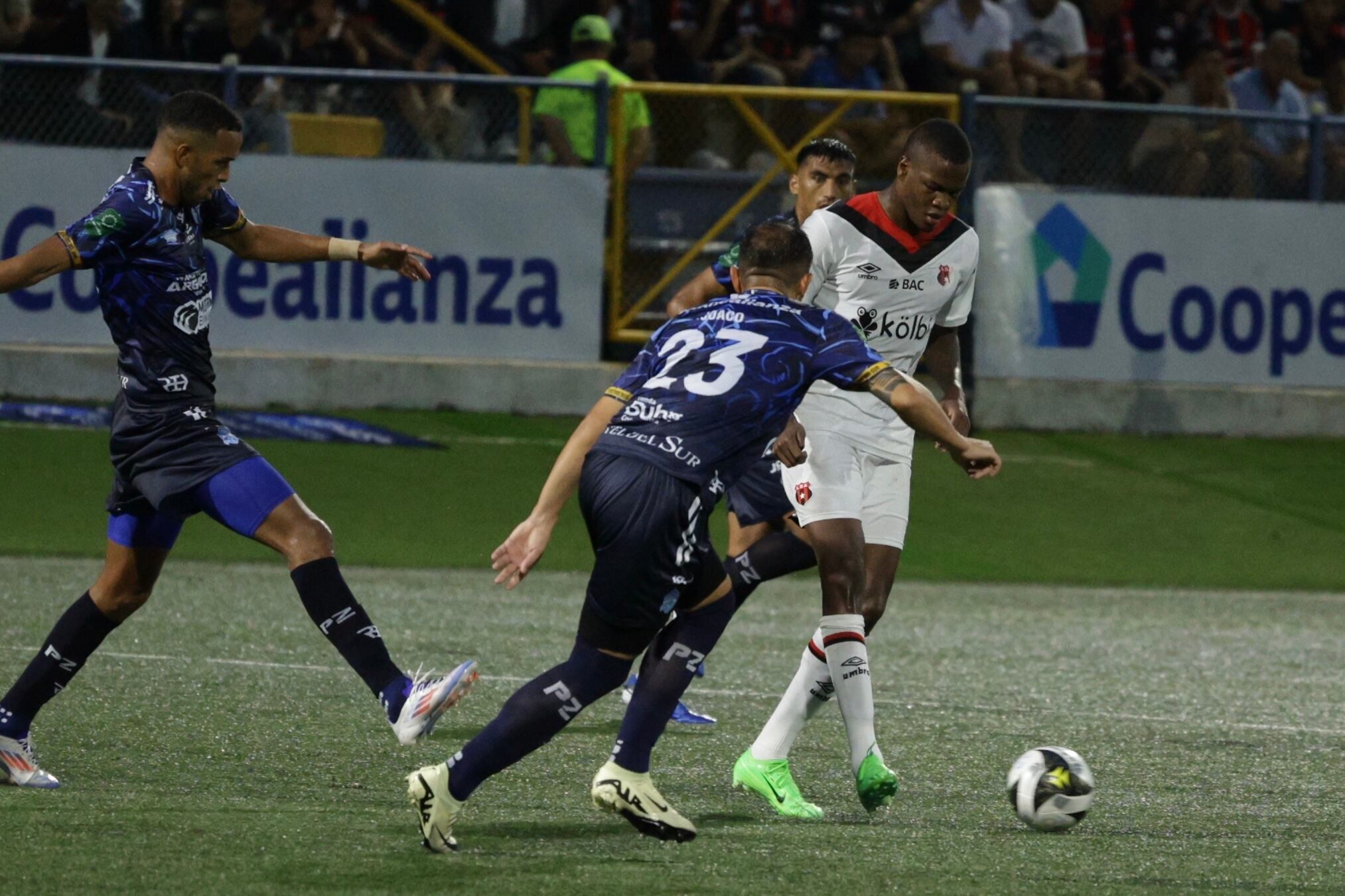 29/09/2024, Pérez Zeledón, partido de la jornada 13 del torneo de apertura 2024 entre el Municipal Pérez Zeledón y Liga Deportiva Alajuelense.