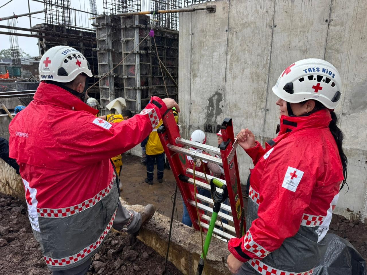 La emergencia ocurrió dentro de una construcción en Curridabat. Foto Cruz Roja.