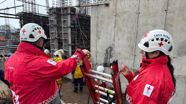 Rescatan a hombre que cayó dentro de profundo pozo en una construcción