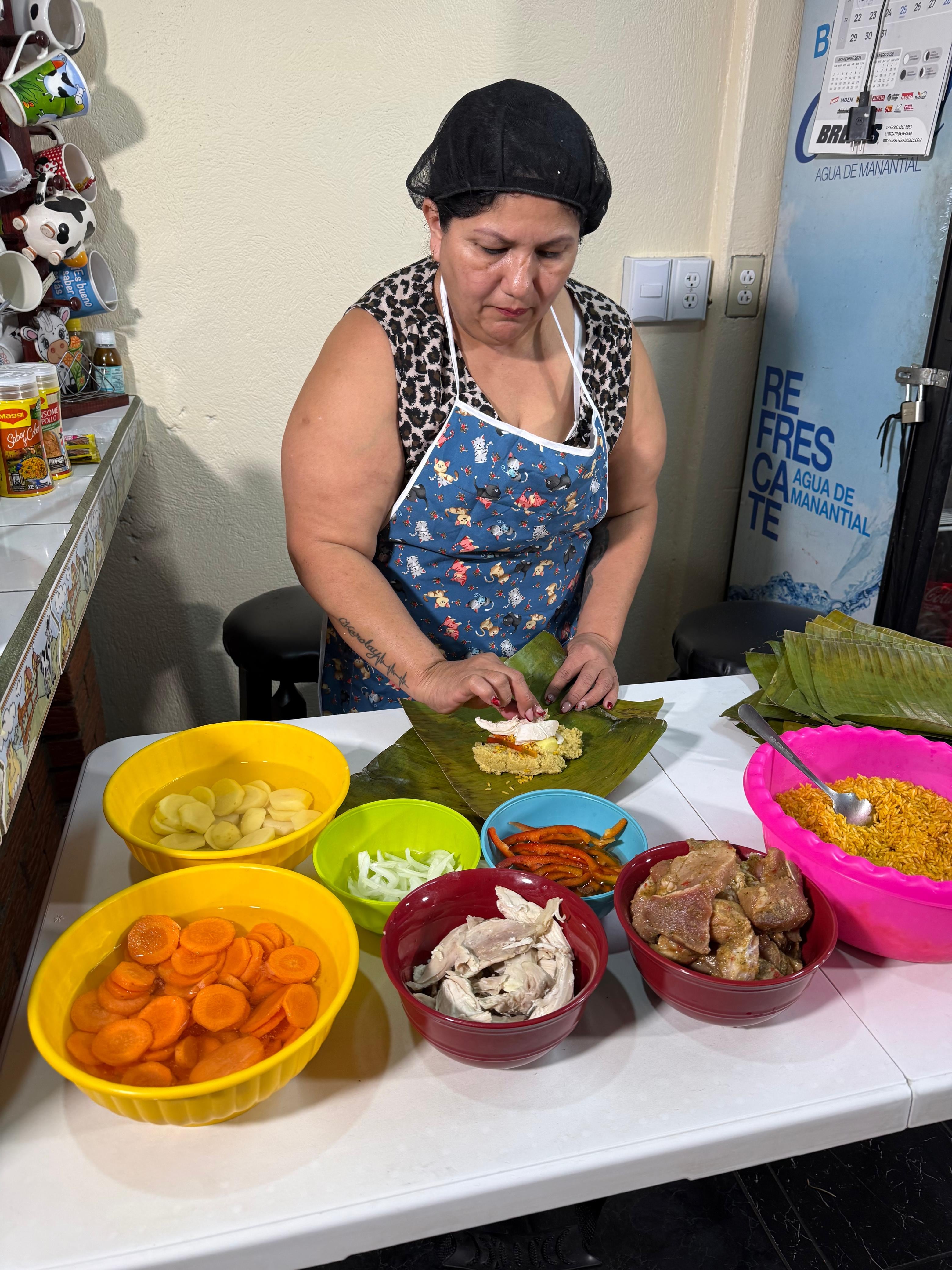 En nuestro último episodio (el cuarto) del “Cazador de tamales” nos fuimos para La Milpa y ahí doña Rosemary Cordero, muy amablemente, nos abrió las puertas de su hogar para que disfrutáramos cómo ella hace tamales