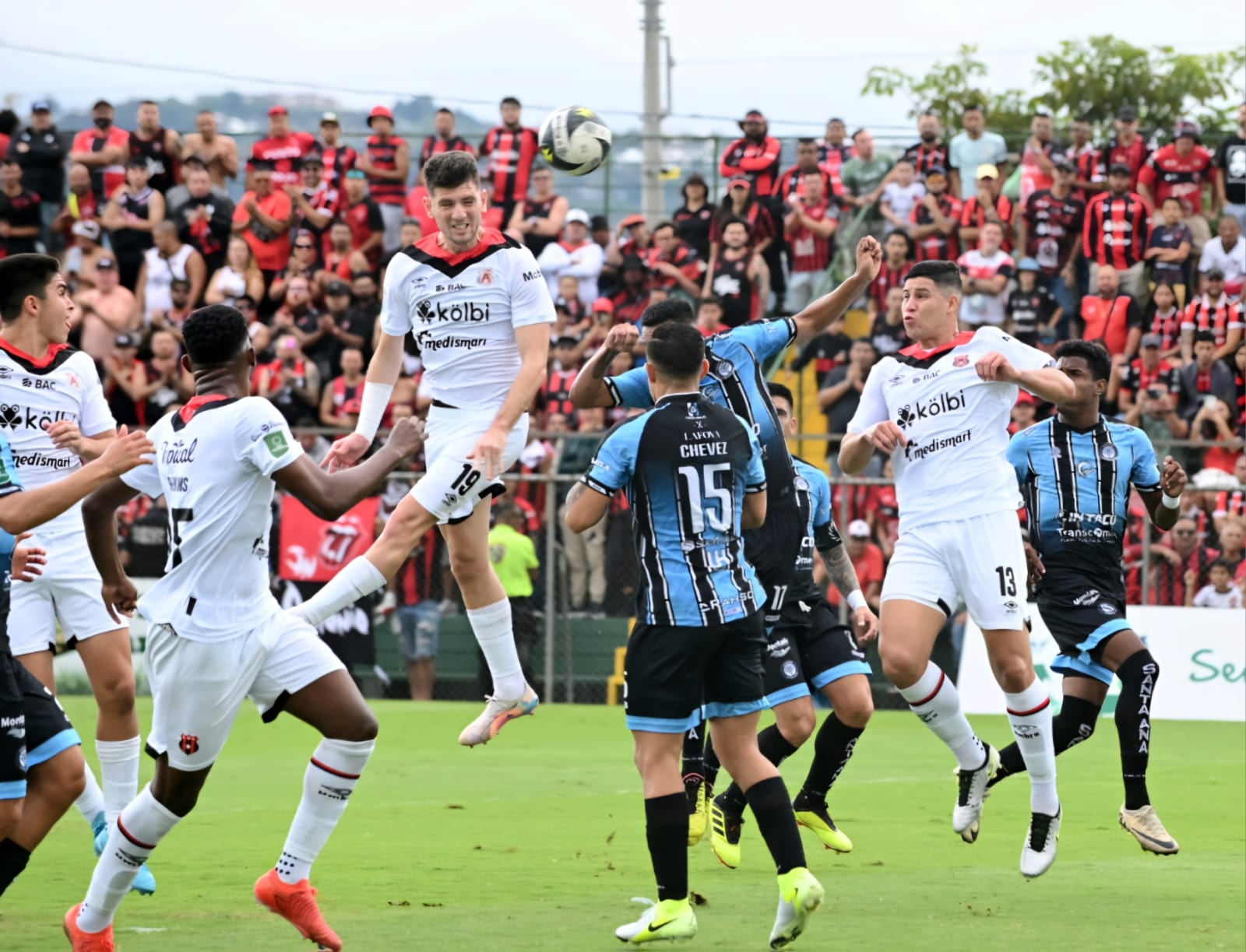 Alberto Toril en menos de veinte minutos marcó dos goles, en el partido entre Santa Ana y Liga Deportiva Alajuelense.