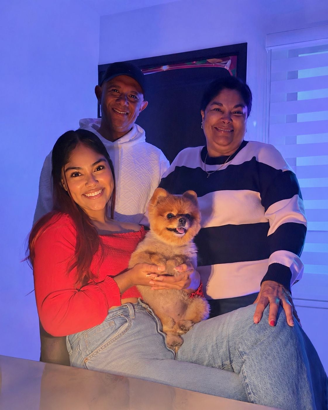 Uma, una simpática perrita pomerania de tres años que viajó desde Costa Rica hasta Estados Unidos para acompañar a su familia en una aventura que se vive a puro fútbol.