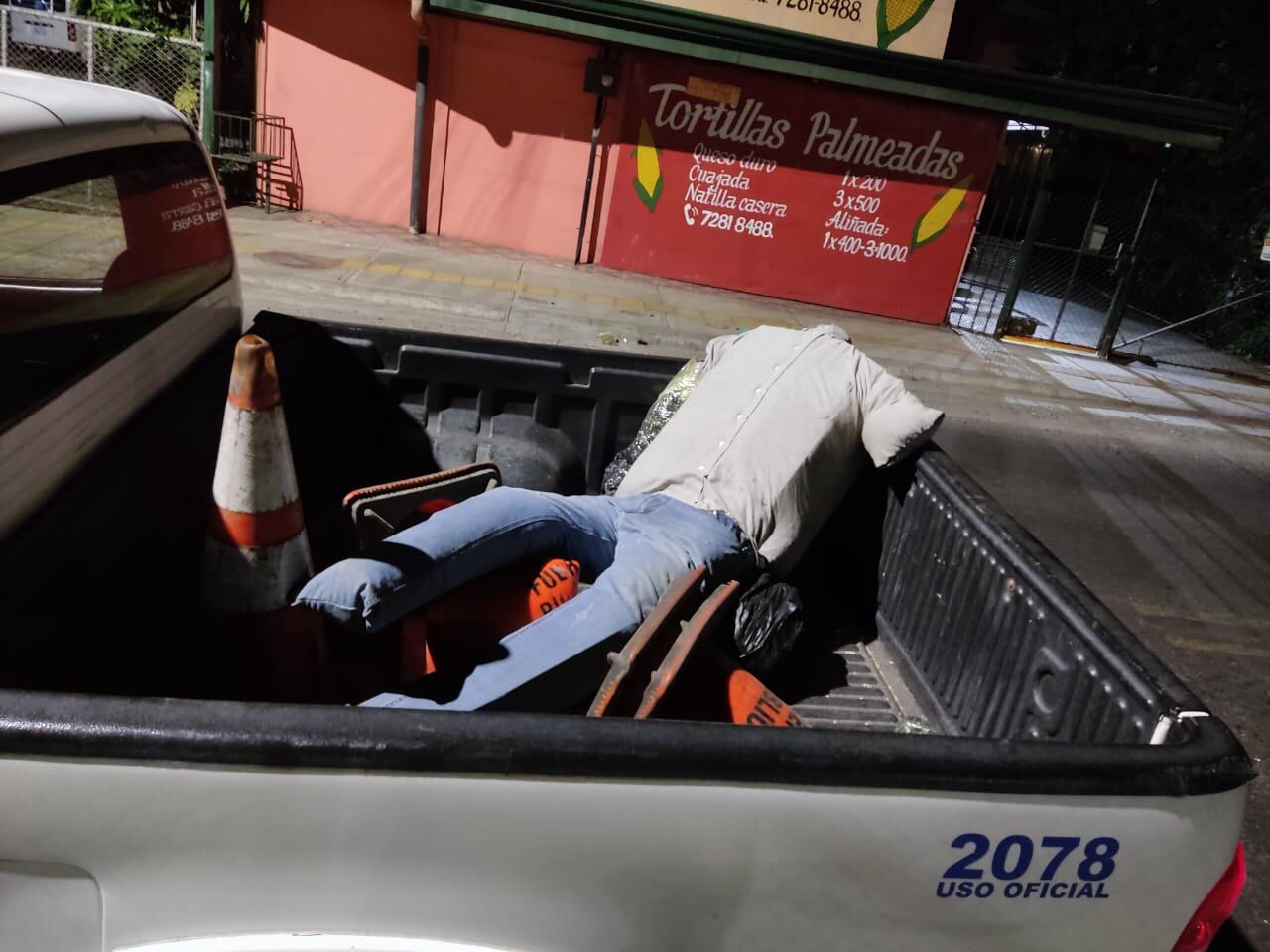 quema de judas, la policía salvó varios muñecos