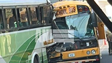 Choque de dos buses estudiantiles puso a correr a los rescatistas en Tilarán