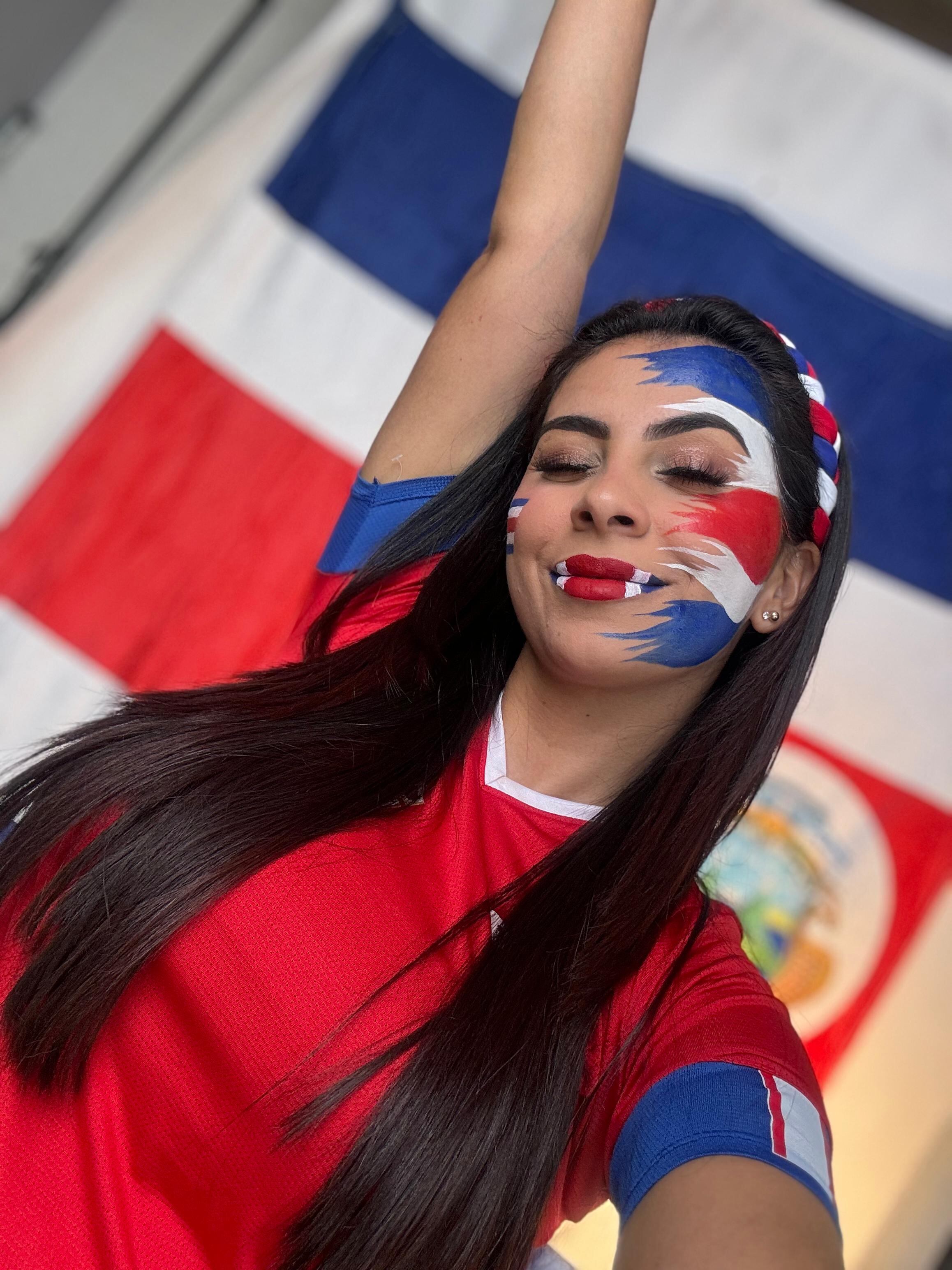 Una maquillista profesional duró más de una semana produciendo el video más viral del mes de la patria, ella se llama Reina López Arroyo.