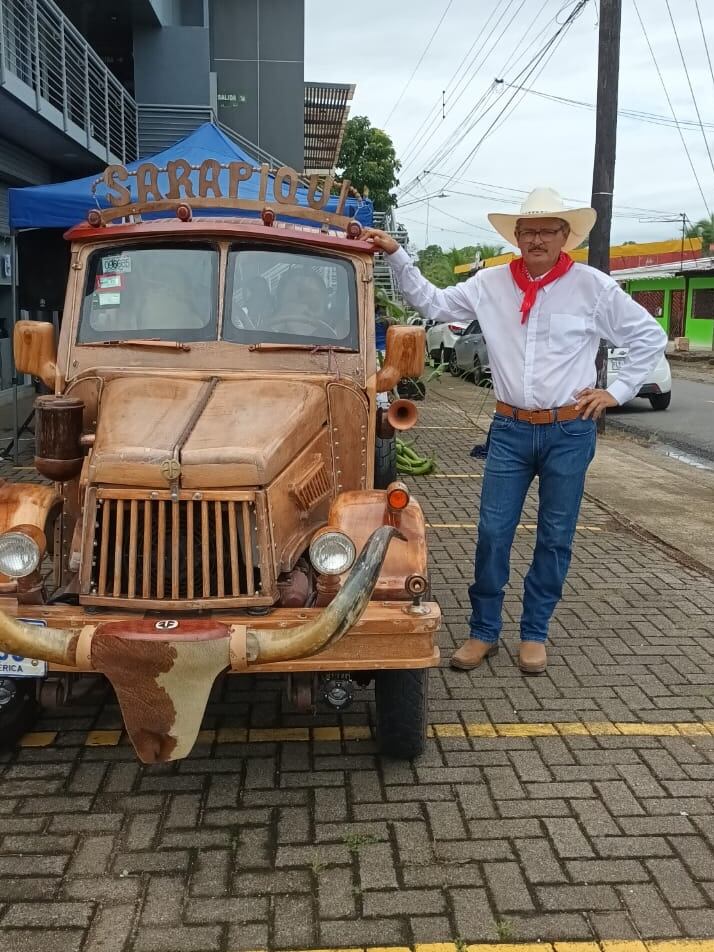 Don Melvin Cerdas Masís siendo niño siempre tuvo un sueño. Un sueño de esos que la vida le deja a uno guardado en el corazón como una semillita. Ya adulto él se encargó de hacer germinar esa semillita en forma de madera, martillo y pura pasión