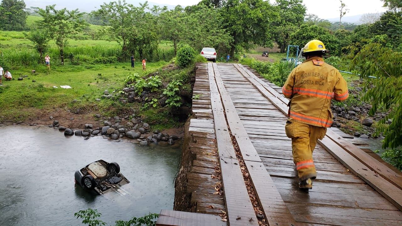 Bebé de un año y dos meses fallece luego de que carro en el que viajaba junto a su papá cae al río Amapola en Guatuso. Foto cortesía