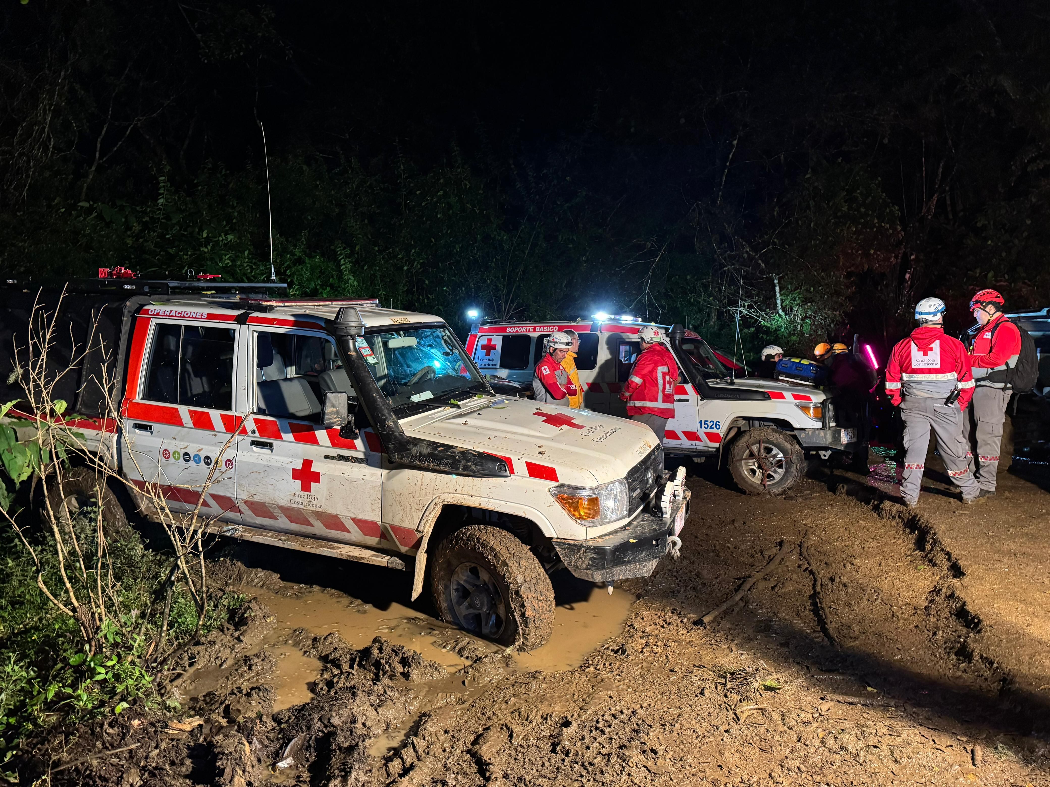 En una de las ambulancias la familia de la sobreviviente llegó al sitio de búsqueda e incluso un hermano de Paola llegó hasta el avión con las patrullas. Foto: Cruz Roja,