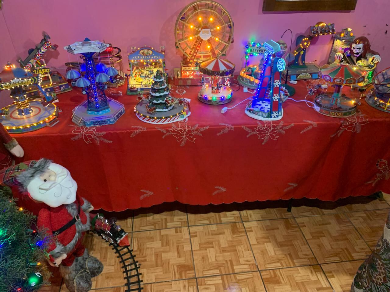 Allan Arce es un fanático de la navidad que cuenta con una linda colección de juegos mecánicos navideños. Foto: Sergio Alvarado